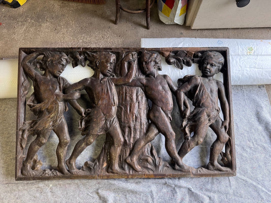 Durchbrochen geschnitztes Eichenrelief mit vier Kinderfiguren um einen Baum, Thomas Stirling Lee zugeschrieben.