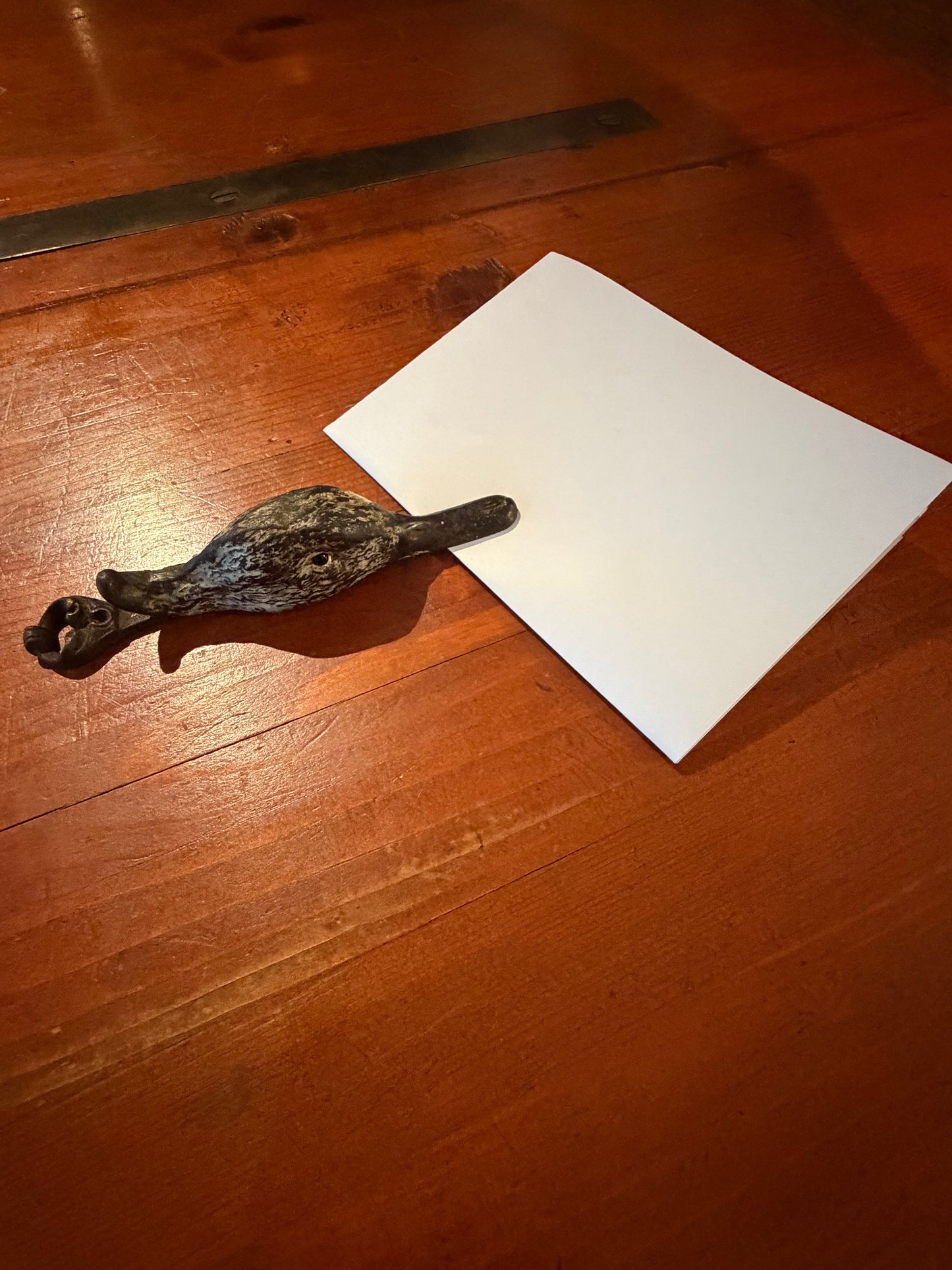 Antike Briefklammer in Entenform – Metall, um 1900